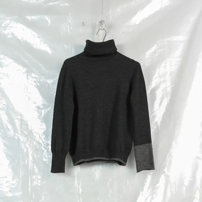 contrast sleeve turtleneck