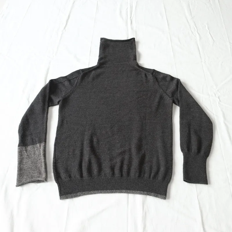 contrast sleeve turtleneck